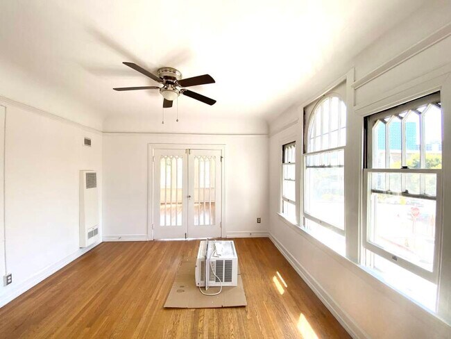 Building Photo - 357 S Berendo St