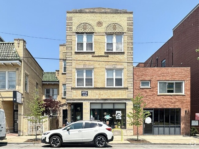 Building Photo - 2944 W Montrose Ave
