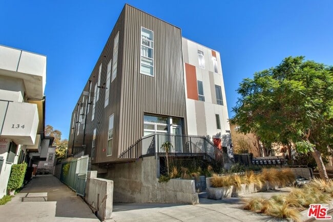 Building Photo - 140 S Gramercy Pl