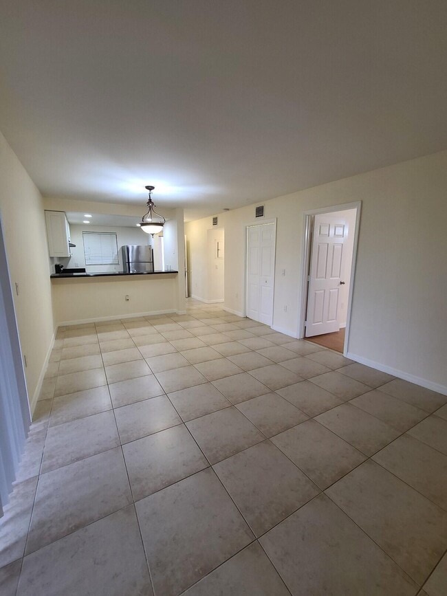 Building Photo - 1547 Lake Crystal Dr