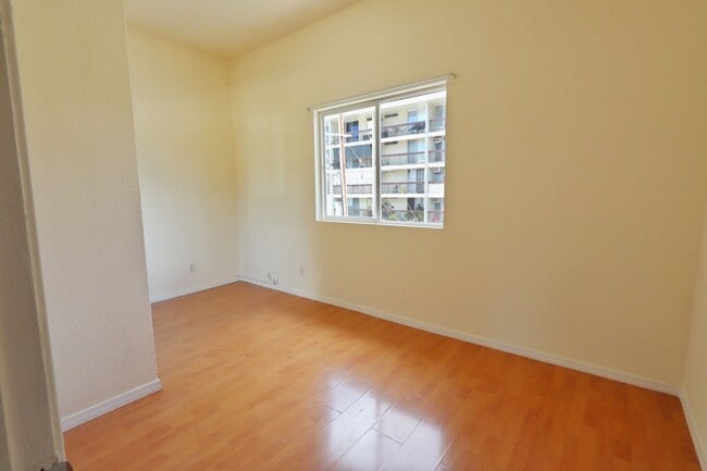 Building Photo - 1095
