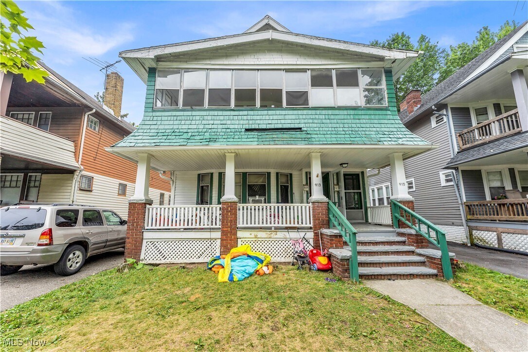 915 Helmsdale Rd Cleveland Heights, OH 44112 – photo 1