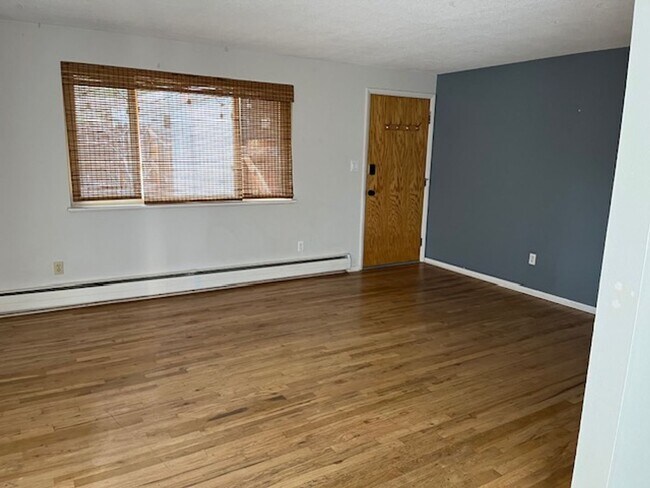 Building Photo - Welcoming 3 Bed/1.5 Bath Table Mesa Ranch ...