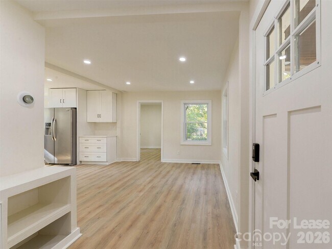 Foto del edificio - 2721 Mayflower Rd