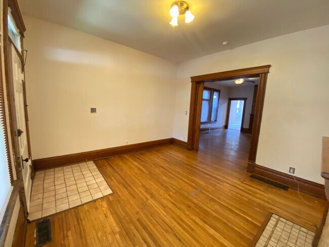 Foto del edificio - W 1st Ave 145-147 MLR