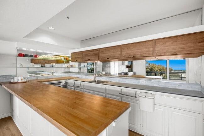 Building Photo - Luxury Living with endless Ocean Views