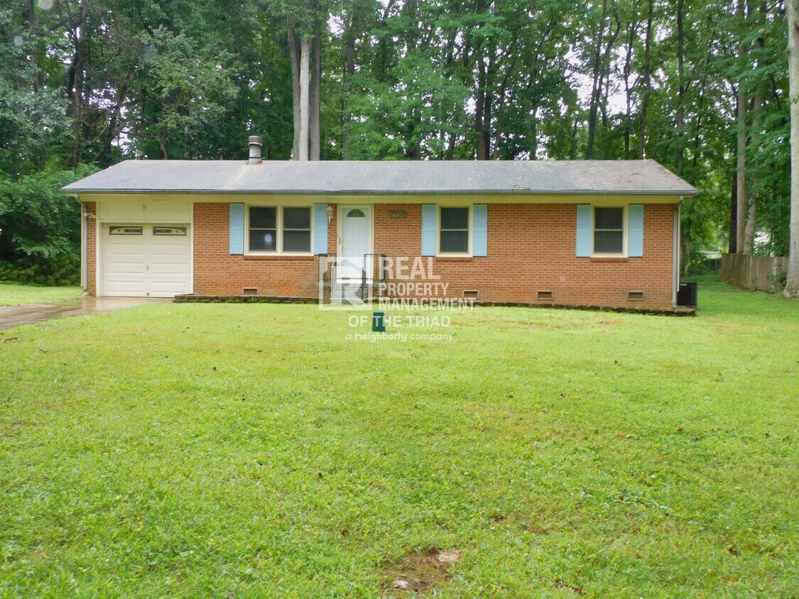 Foto principal - Charming 3 Bedroom/1.5 Bath in Browns Summ...