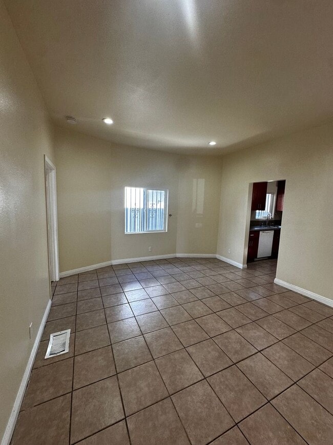 Foto del edificio - 750 E 40th Pl