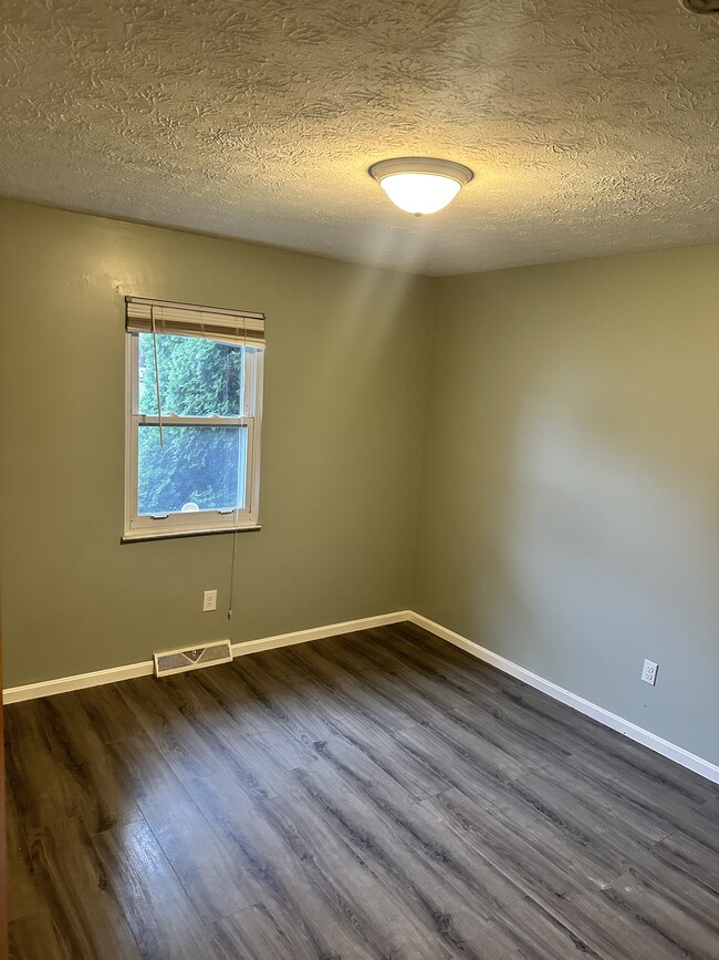 Building Photo - 2578 Montclair Ave