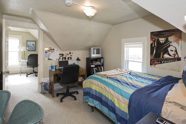 Foto del edificio - Charming 4-Bedroom Minneapolis Home with Finished Basement & Hardwood Floors