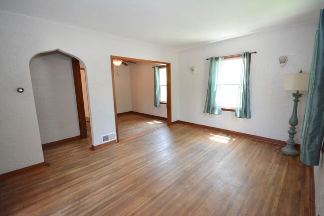 Building Photo - Beautiful Family Home Near Downtown And Al...