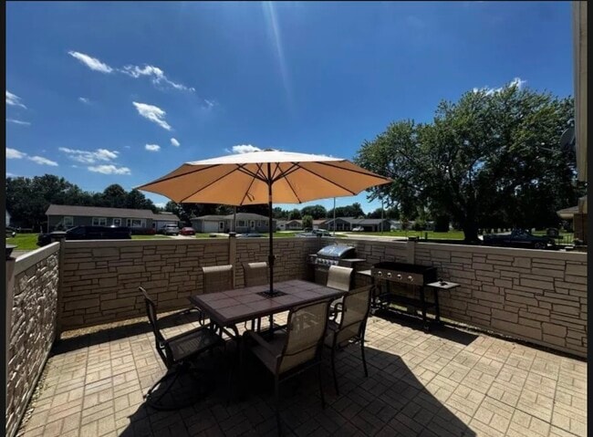 Building Photo - 812 W 4th St