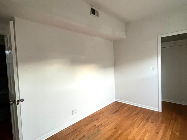 Building Photo - 3315 W Dickens Ave