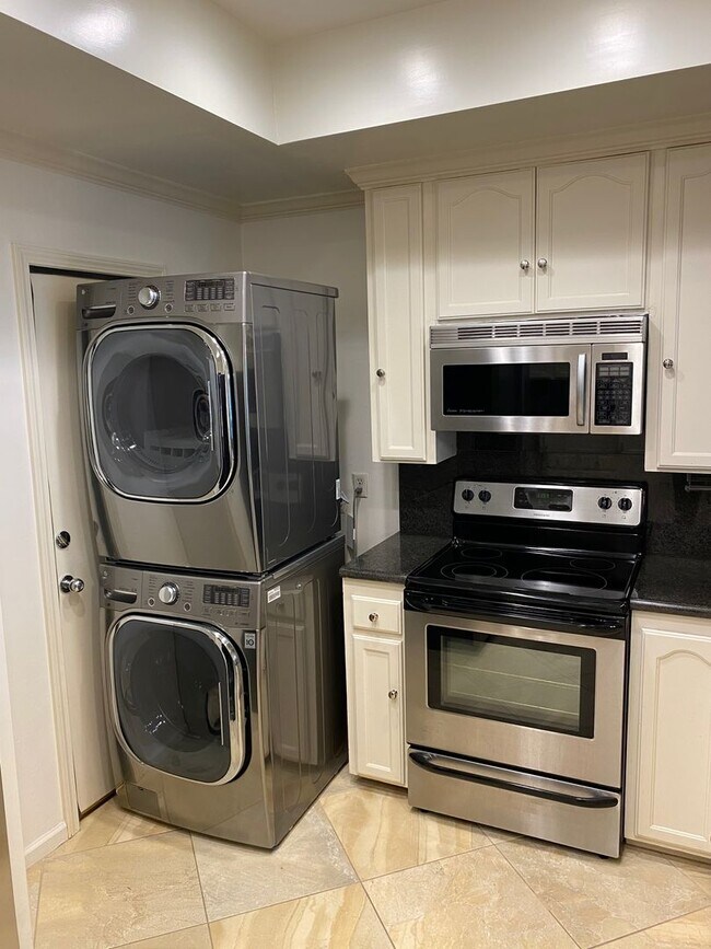 Building Photo - Beautiful Gigantic Condo in Beverly Hills!!!