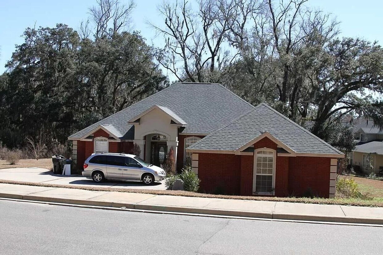 Primary Photo - 4 bed/ 3 bath