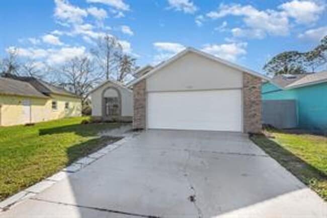 Building Photo - 3 Bedroom / 2 Bath Home Available Now in P...