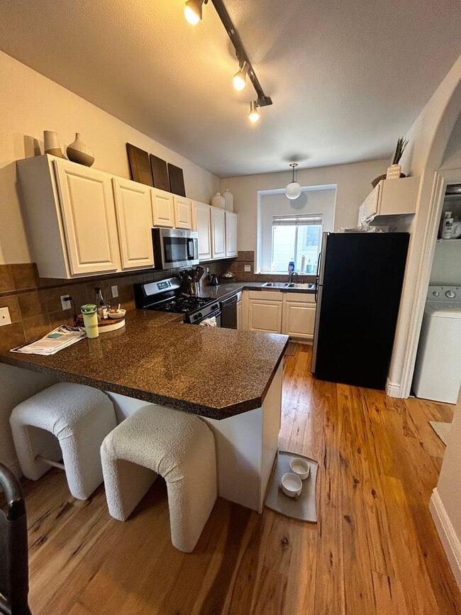 Building Photo - Charming 3-Bedroom home with 2 car garage in Prime Location