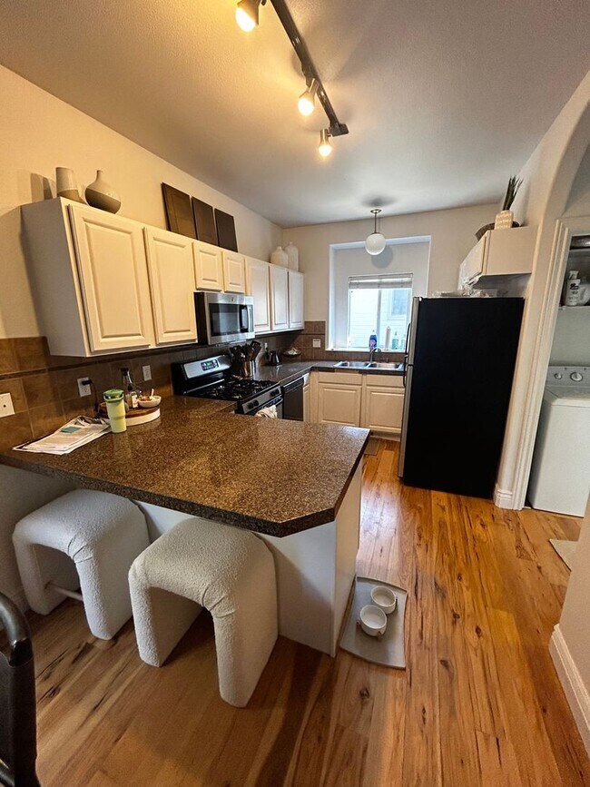 Foto del edificio - Charming 3-Bedroom home with 2 car garage in Prime Location