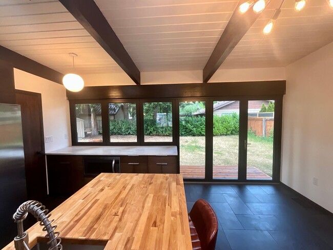 Building Photo - Beautiful 3 Bedroom Home in Renton!