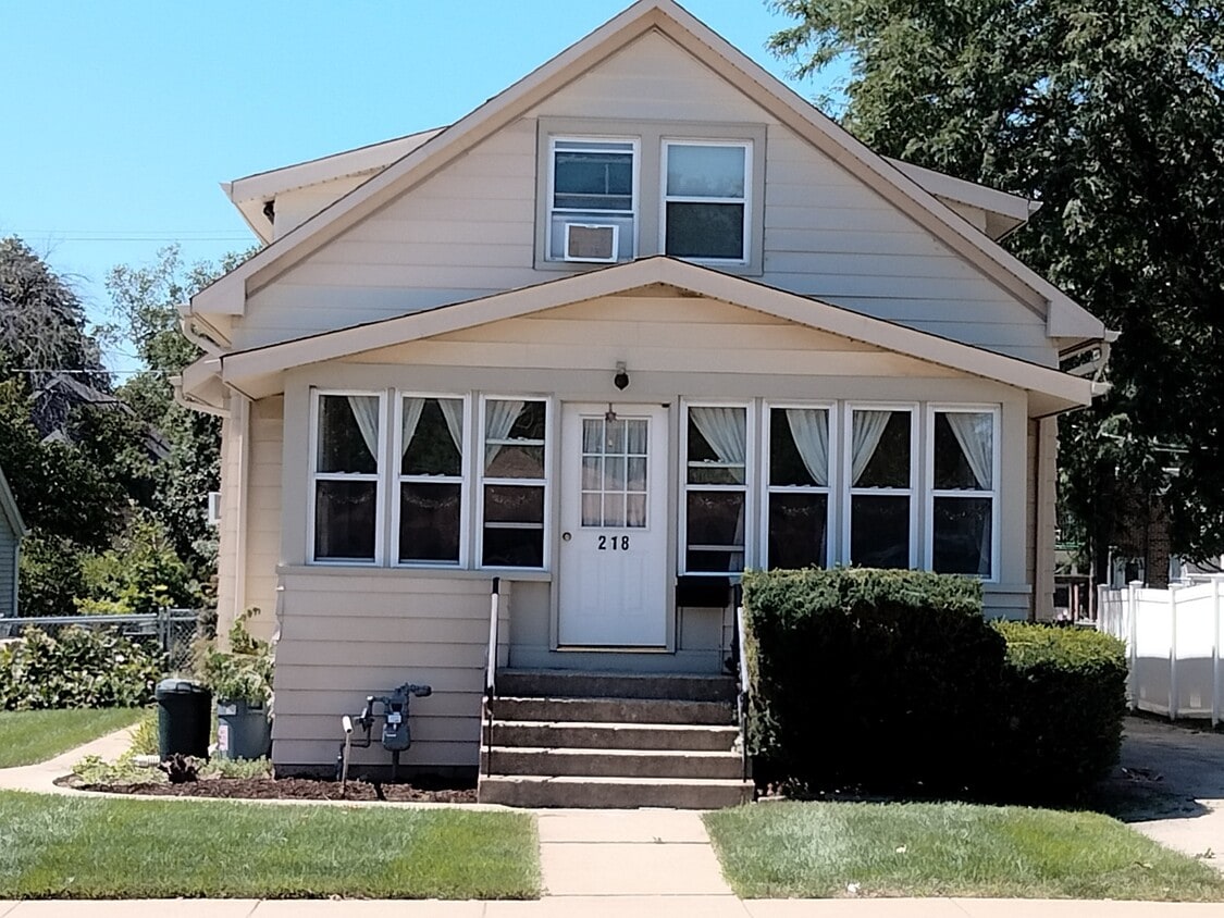 218 S Main St Unit 2, Mount Prospect, IL 60056 Condo for Rent in