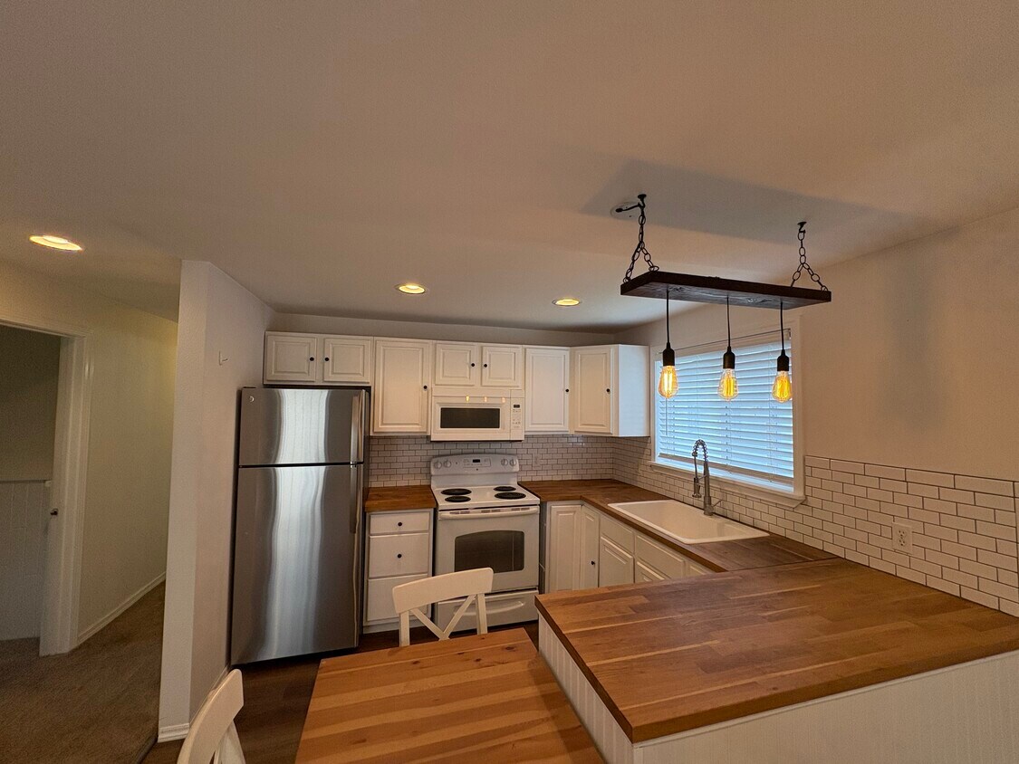 KItchen - 910 N Laventure Rd