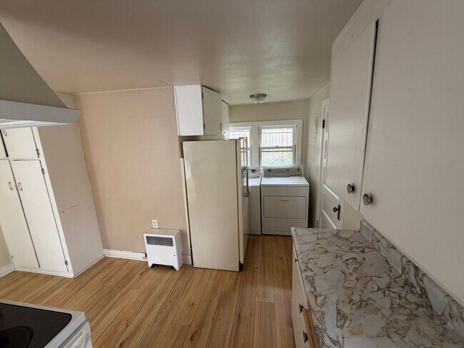 Foto del edificio - Old Ballard Craftsman House with Large Yard!