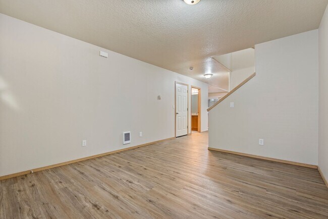 Building Photo - Beautiful 4bed/2.5bath - 1/2 OFF First months rent!