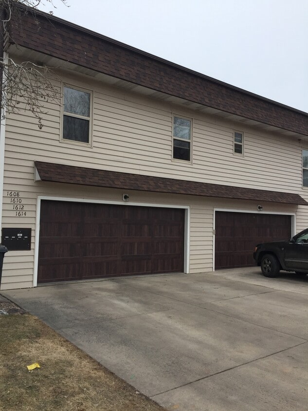 Updated 2 Bedroom Townhome for Rent in Loveland: Shared Garage, Patio, Washer/Dryer Hookups - Updated 2 Bedroom Townhome for Rent in Loveland: Shared Garage, Patio, Washer/Dryer Hookups
