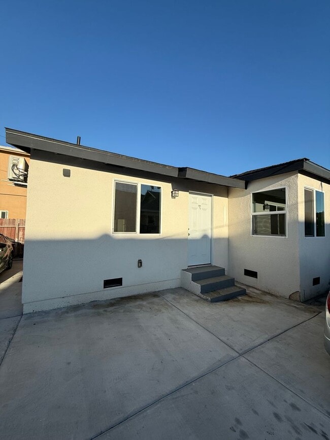 Building Photo - 845 W 76th St