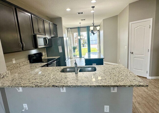 Building Photo - Beautifully updated home with loft and community pool