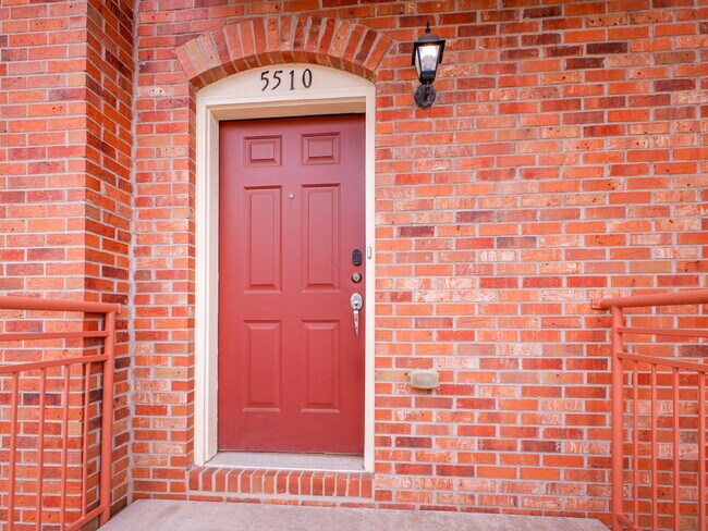 Building Photo - $2,995 - 3 Bed, 3 Bath Townhome in the hea...