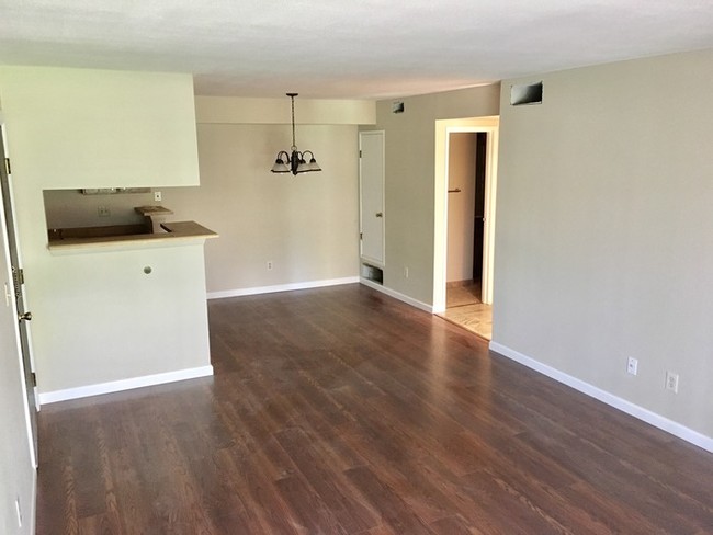 Building Photo - Beautiful Condo in the Brittany Highlands