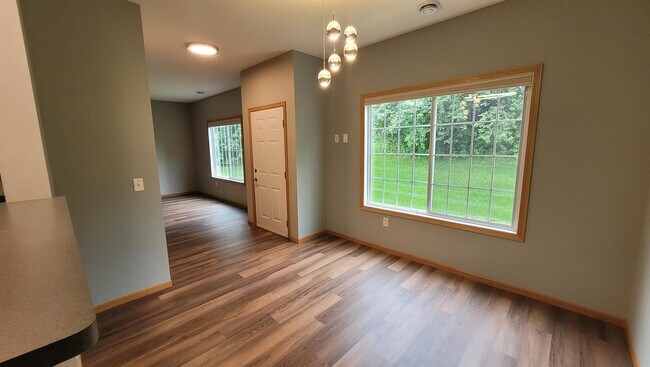 Building Photo - 8094 Stratford Cir N