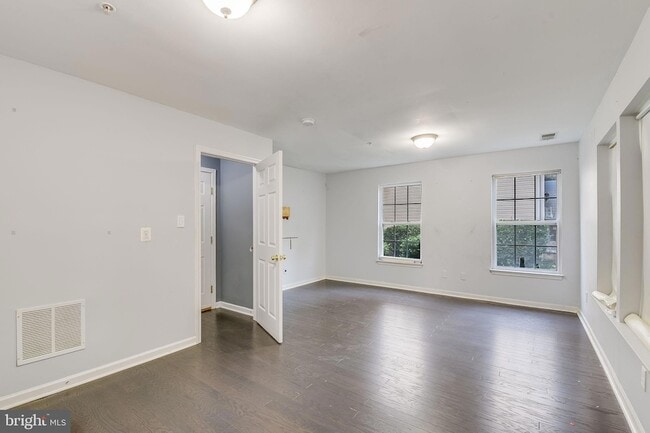Building Photo - 7742 Valley Oak Dr