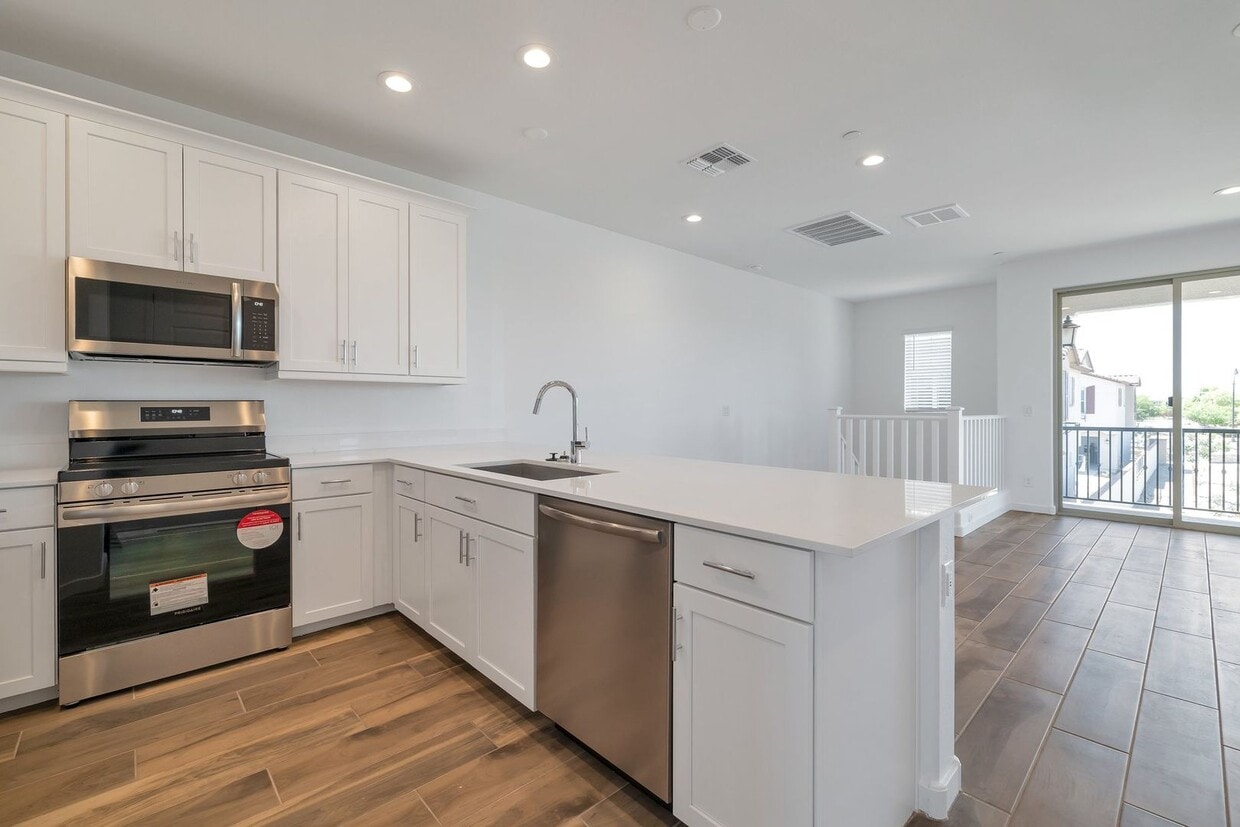Primary Photo - Like Brand New Luxurious Modern 3 Bedroom ...