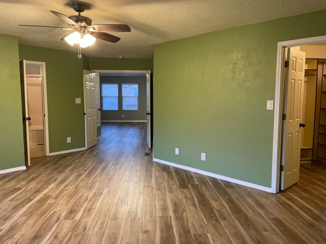 Building Photo - Wonderful NE Heights home