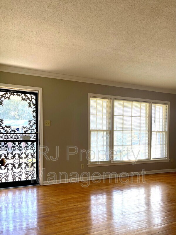 Foto del edificio - 3251 Powers Rd