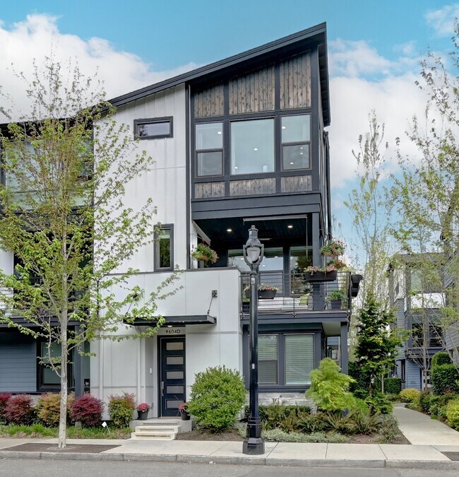 Building Photo - Spacious 4-Bedroom Townhouse at 9604 Main ...