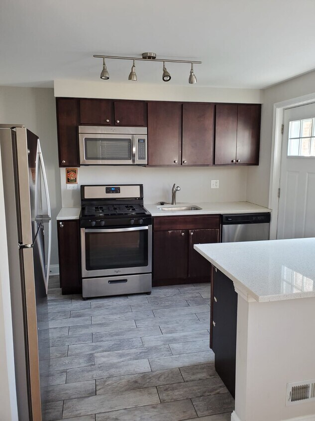 Primary Photo - 5641 W Carmen Ave