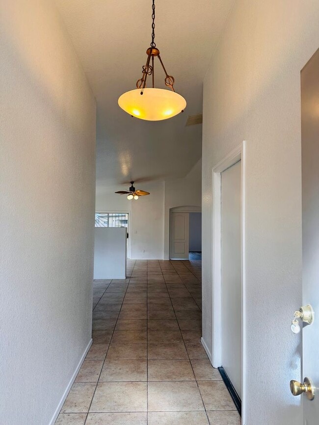 Building Photo - LOVELY HOME - 2 BEDROOM PLUS DEN - LARGE YARD