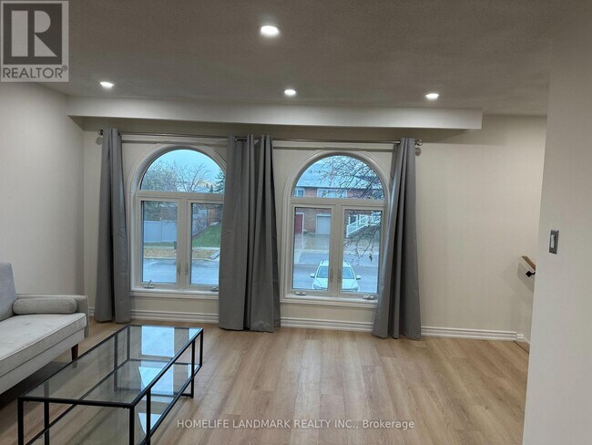 Building Photo - 2527 Kingsberry Crescent