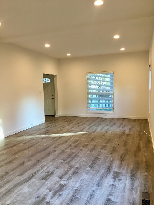 Building Photo - 853 Channing Ave