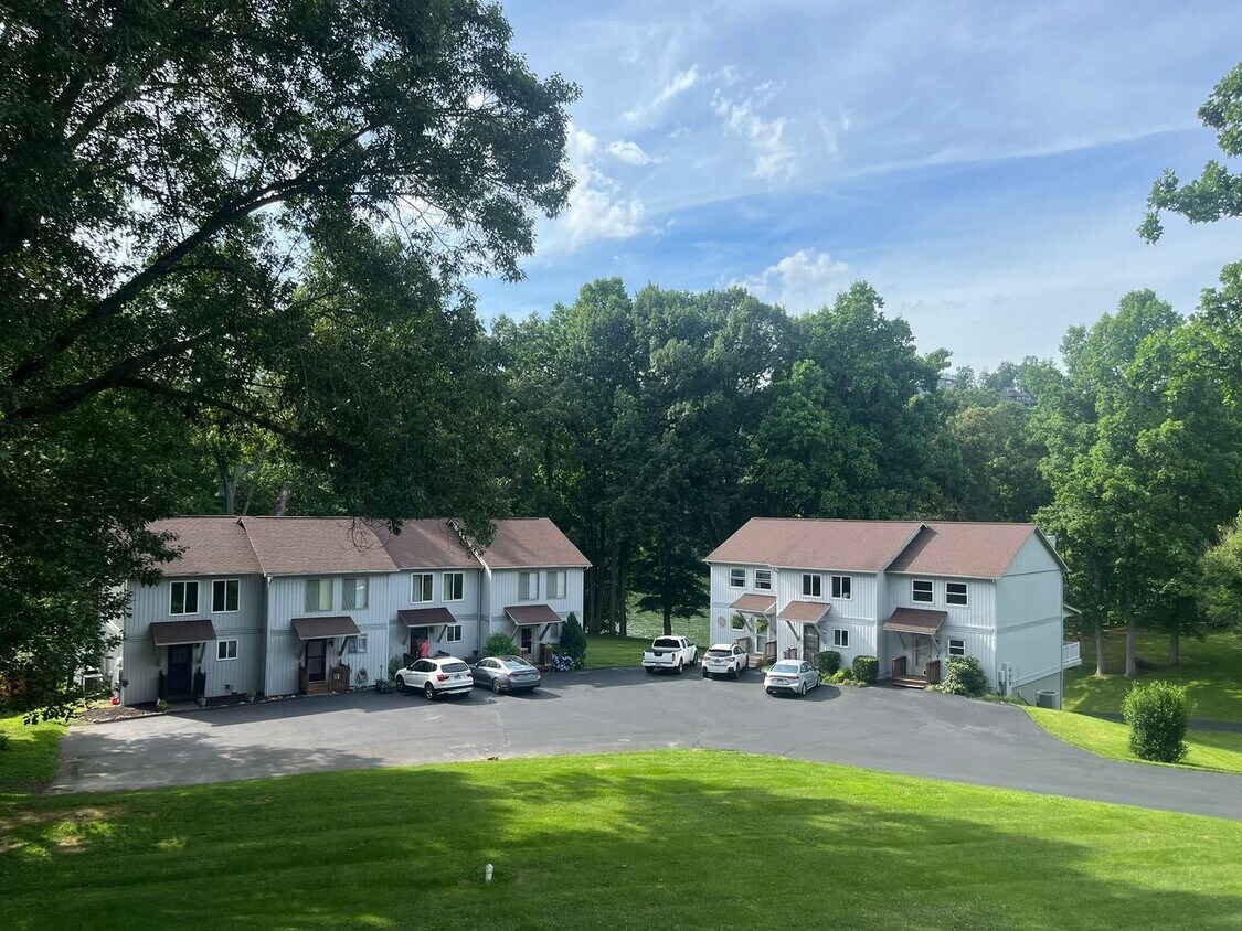 Primary Photo - Large 3 bed/2.5 bath, 3-story condo with B...