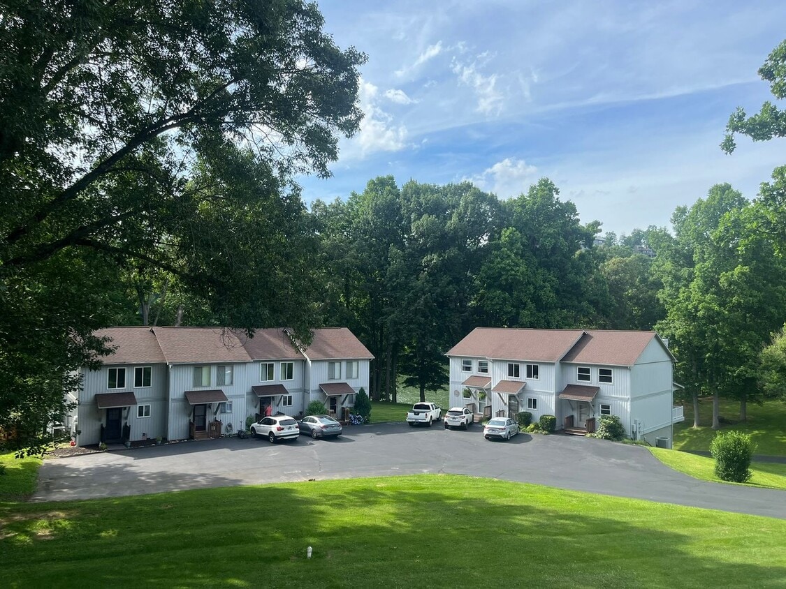 Foto principal - *MOVE IN SPECIAL! 1 Month FREE! Large 3 be...