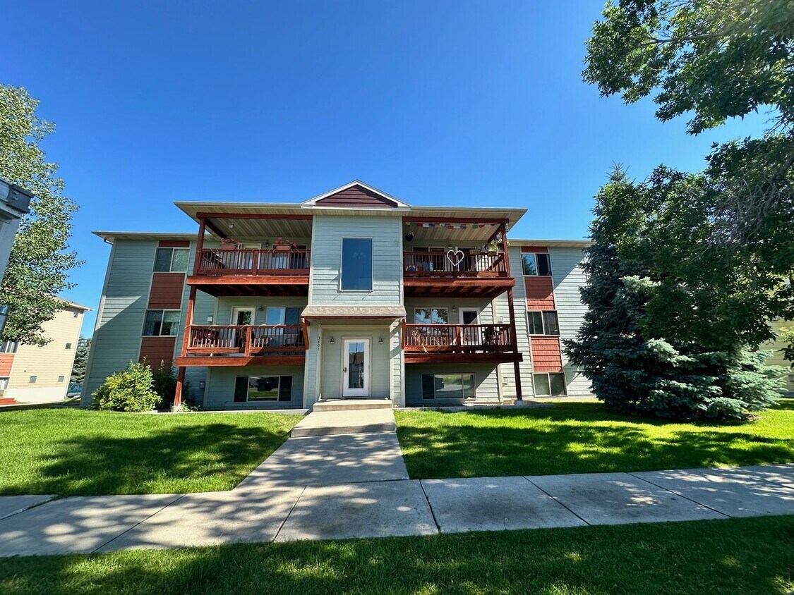 Foto principal - Lovely 2 bedroom 1.5 bath condo