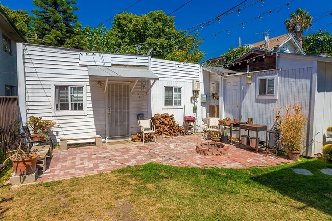 Building Photo - 1351 N Las Palmas Ave