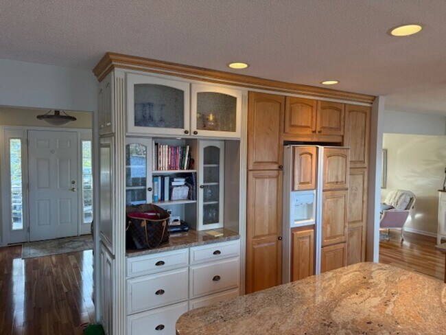 Foto del edificio - Available Now!  Extraordinary Lakefront, F...
