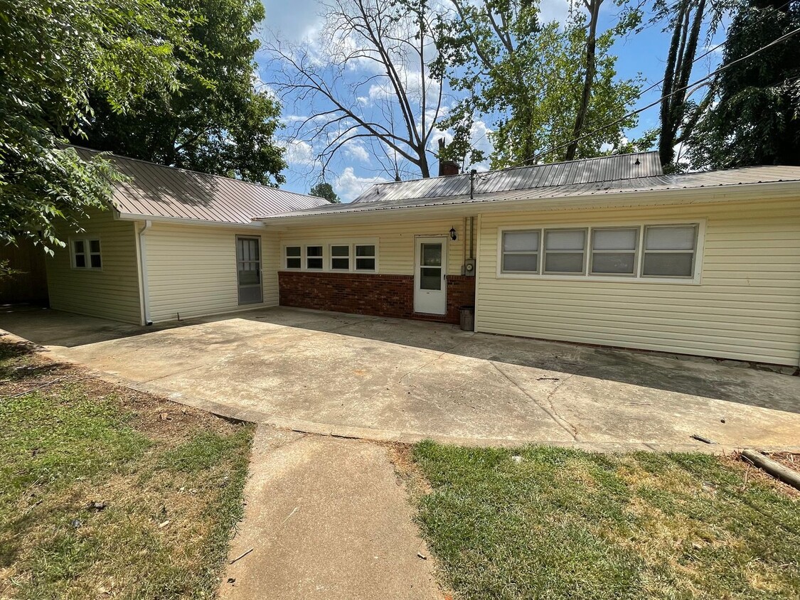 Primary Photo - Renovated Downtown Home!