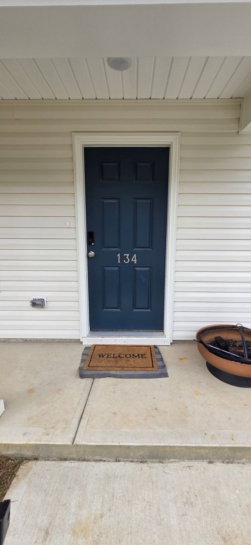 Foto del edificio - 134 Lang Farm Rd