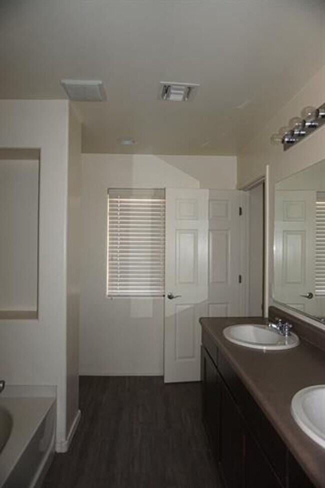 Building Photo - 4137 E Shadow Branch Dr
